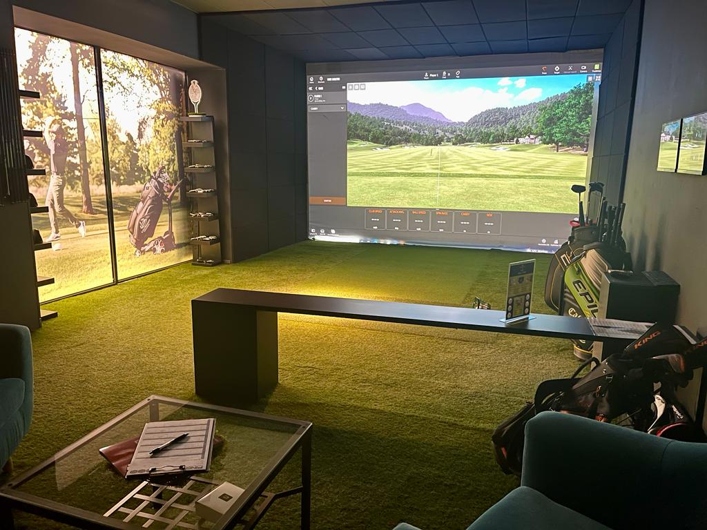 Serata speciale da Vertical Golf: un viaggio tra bollicine, stuzzichini e sfide nel performance center!